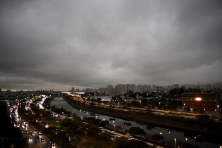 ‘Dia vira noite’ em São Paulo
