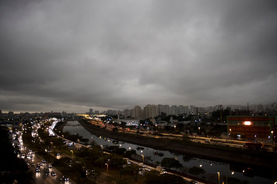 ‘Dia vira noite’ em São Paulo na última segunda-feira, 19