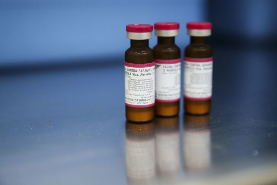  A vacina tríplice viral protege contra sarampo, rubéola e caxumba