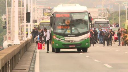 Um ônibus está cercado pela PM na ponte Rio-Niterói enquanto um homem faz 17 pessoas reféns