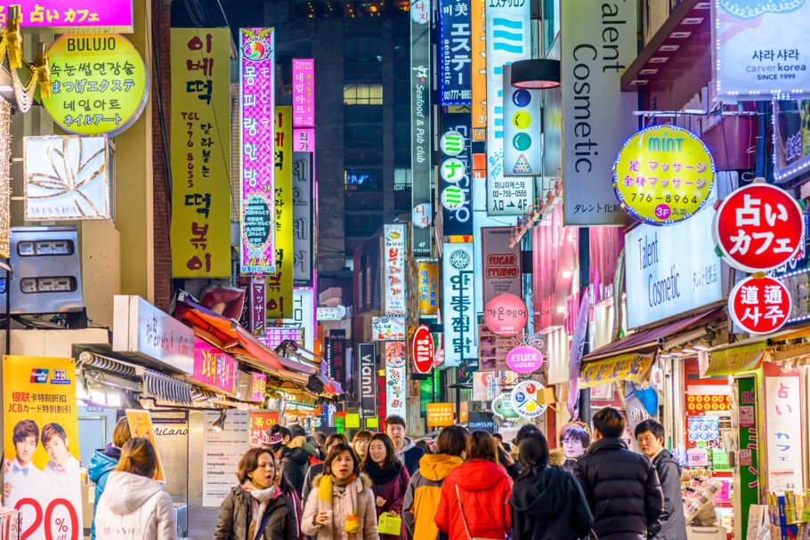 Rua no distrito de Myeong-Dong, uma das áreas mais movimentadas de Seul