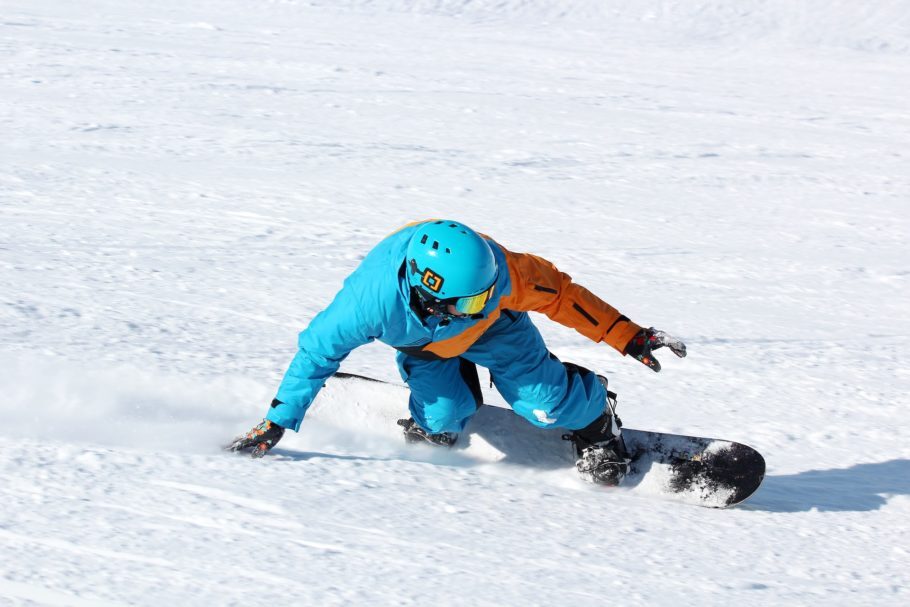 No snowboard, o praticante usa uma única prancha sob os pés