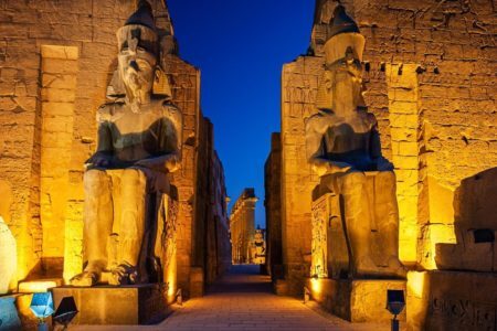 A construção do Templo de Luxor começou na época do faraó Amenófis III, que viveu entre 1390 a 1352 a.C.