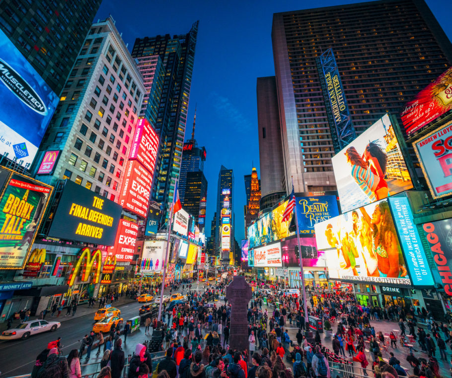 Times Square, em Nova York, com os famosos painéis luminosos com os espetáculos da Broadway
