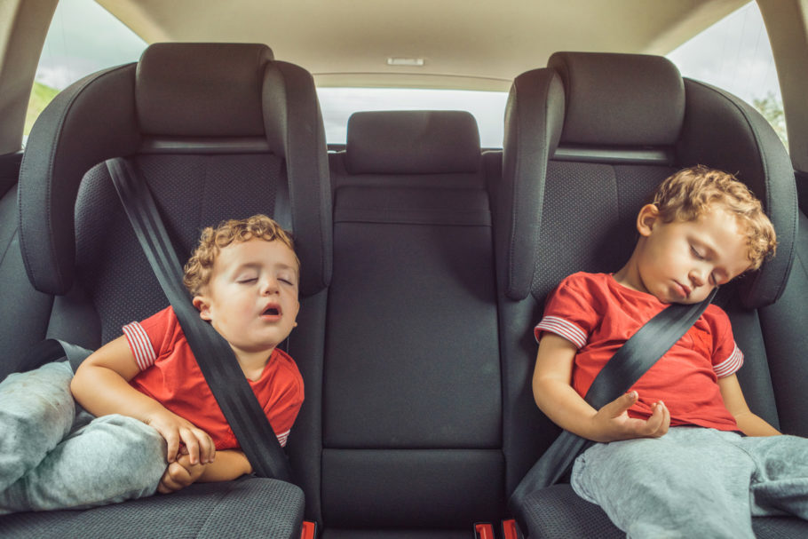 Se até os adultos podem ficar um tanto estressados e entediados na estrada, imagina para as crianças