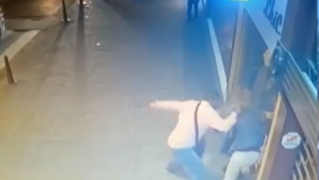 Homem agride violentamente mulher no meio da rua em Petrópolis