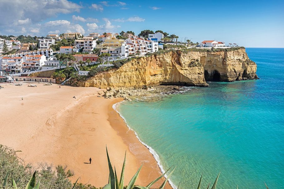 Vista do lado oeste da praia do Carvoeiro, na região do Algarve