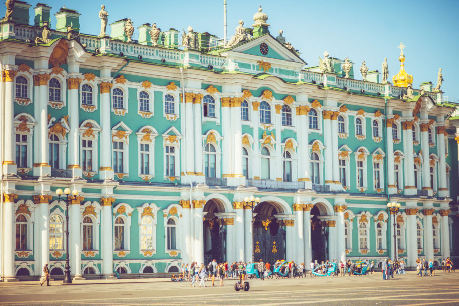 A imponete fachada do Museu Hermitage, em São Petersburgo, na Rússia