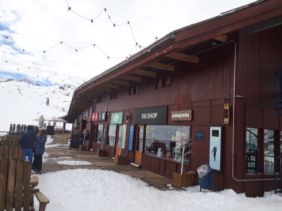 VAlle Nevado também conta lojinhas onde é possível comprar ou alugar equipamentos e roupas de neve
