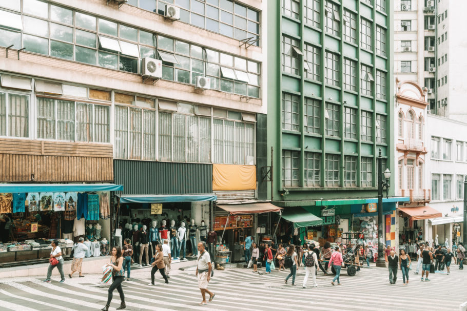 Comércio da rua 25 de Março, em São Paulo, tem promoções