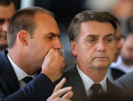 Bolsonaro usa presidente do Senado para emplacar o filho Eduardo na embaixada em Washington