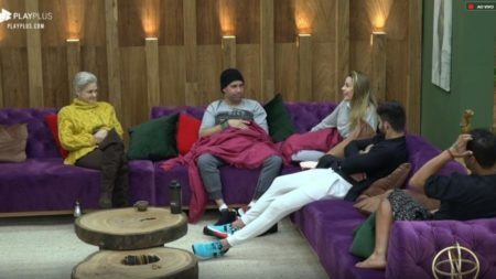 Viny em conversa com Aricia e demais participantes