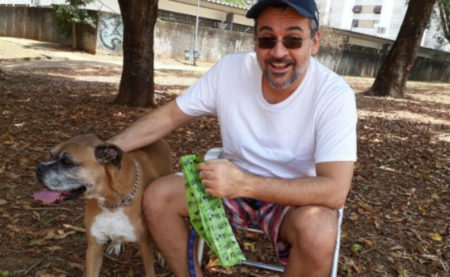 Abraham Weintraub e sua cadela, Capitu, durante um passeio