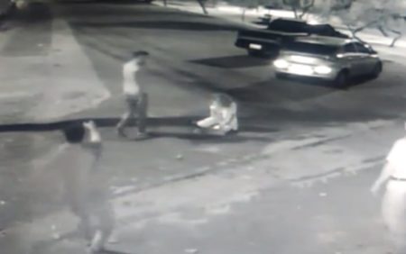Vítima levou socos e chutes do namorado no meio da rua