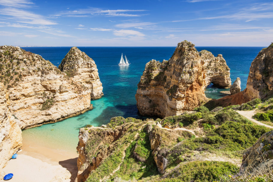 Praia paradisíaca na região Algarve, na costa de Portugal
