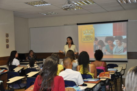 Os alunos recebem material didático, vale-transporte, lanche e certificado de conclusão