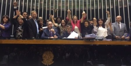 Câmara celebra aprovação de projeto de lei contra o feminicídio