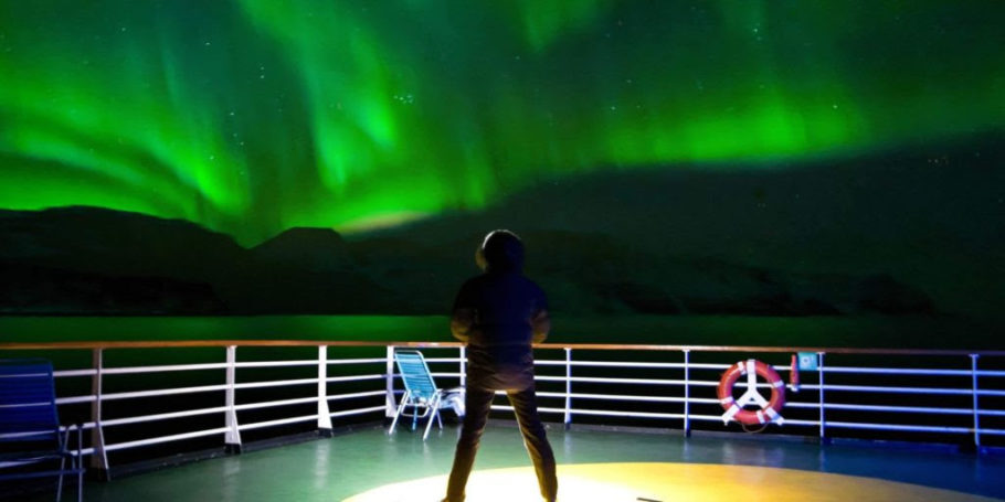 Uma das possibilidades para ver a auroral boreal na Noruega é fazer um cruzeiro por Hurtigruten