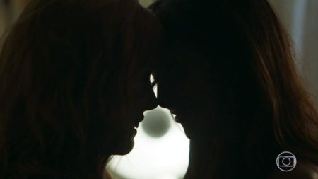 Beijo de Valéria e Camila foi prometido pela Globo, mas não apareceu em cena de “Órfãos da Terra”