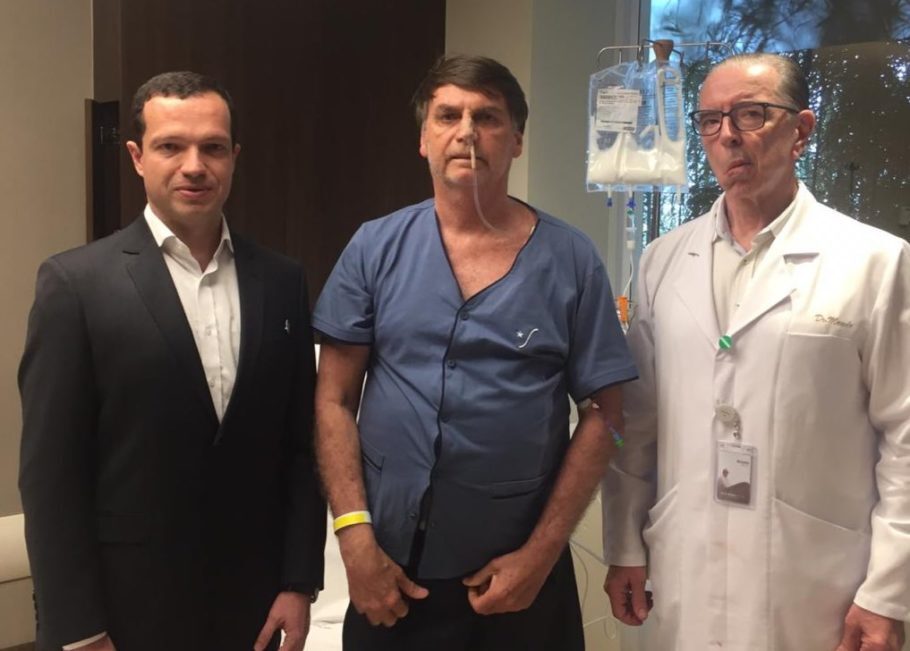 Bolsonaro com os médicos Luiz Henrique Borsato (à esq,) e Antonio Luiz Macedo