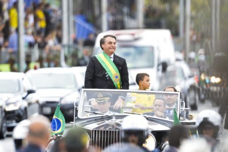 Globo demite funcionário que chamou menino de ‘imbecil’ após desfilar com Bolsonaro