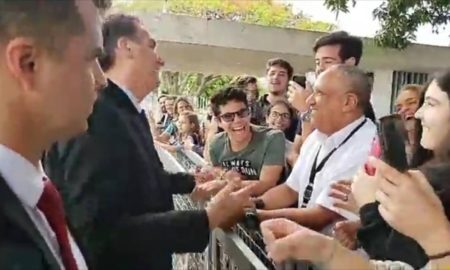 Jair Bolsonaro conversou com estudantes na porta do Palácio da Alvorada