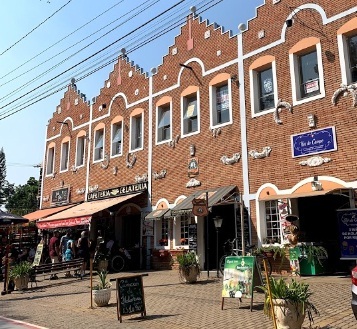 O Boulverad Holandês é um pequeno trecho com restaurantes e lojinhas de souvenirs