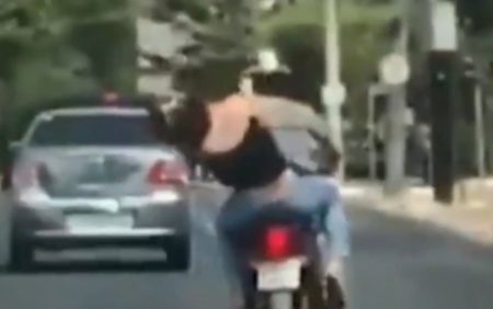 Vídeo mostra casal trocando socos em cima de moto em Goiânia