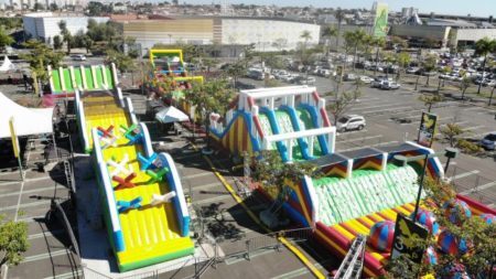 Com brinquedos infláveis que chegam a quase 10 metros de altura, o público pode se divertir em escorregadores gigantes, tobogãs, jump, touro mecânico