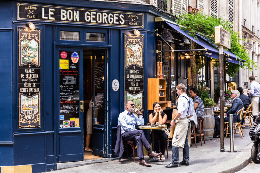 Um dos charmoso cafés de Paris; confira 9 destinos perfeitos para quem não vive sem café