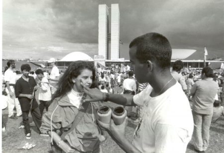 Caras-pintadas em manifestação em frente ao Congresso Nacional, em Brasília, em setembro de 1992