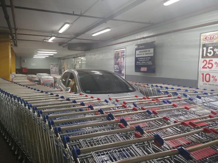 Veículo cercado de carrinhos de supermercado na Argentina