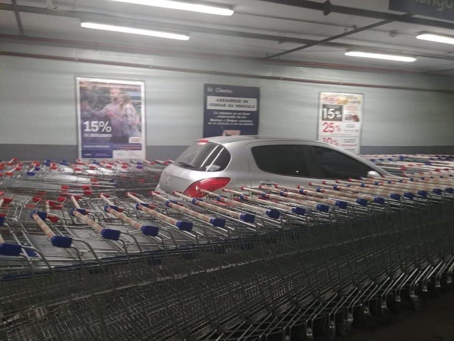 Dono de carro cercado por carrinhos de supermercado. Foto: Reprodução de Internet