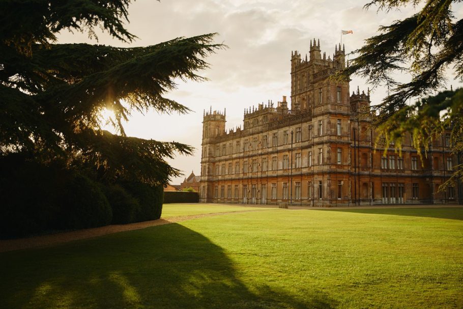 Dois fãs da série ‘Downton Abbey’ poderão passar a noite em um dos grandes quartos do castelo de Highclere
