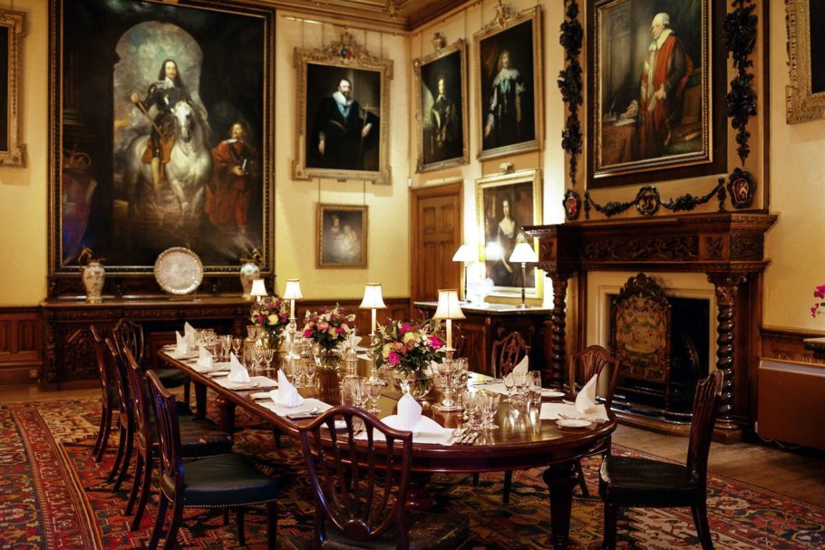 Além de coquetéis, um jantar servido pelo mordomo do castelo de Highclere