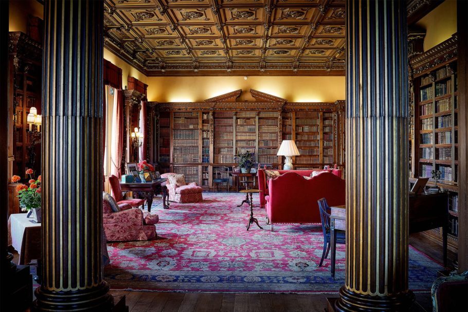 A suntuosa biblioteca do castelo de Highclere