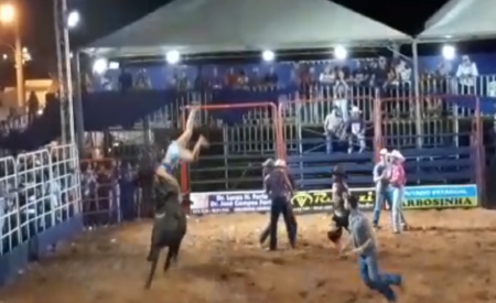  Vídeo registro o momento que a jovem leva chifrada de um touro em rodeio na cidade de Inocência (MS)