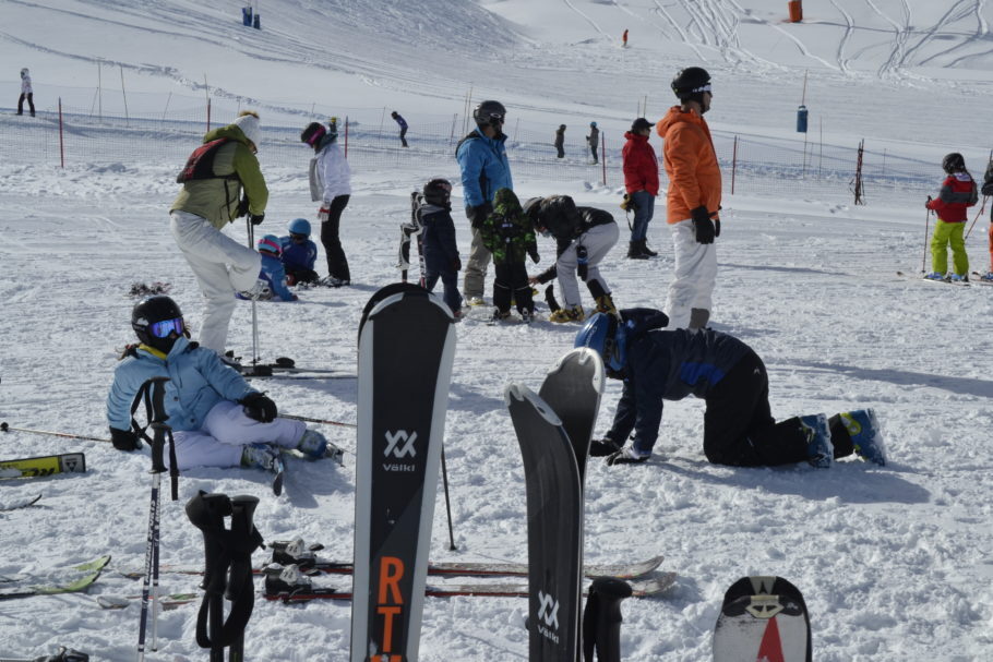 Crianças praticam esqui em uma das pistas no alto da montanha do Valle Nevado