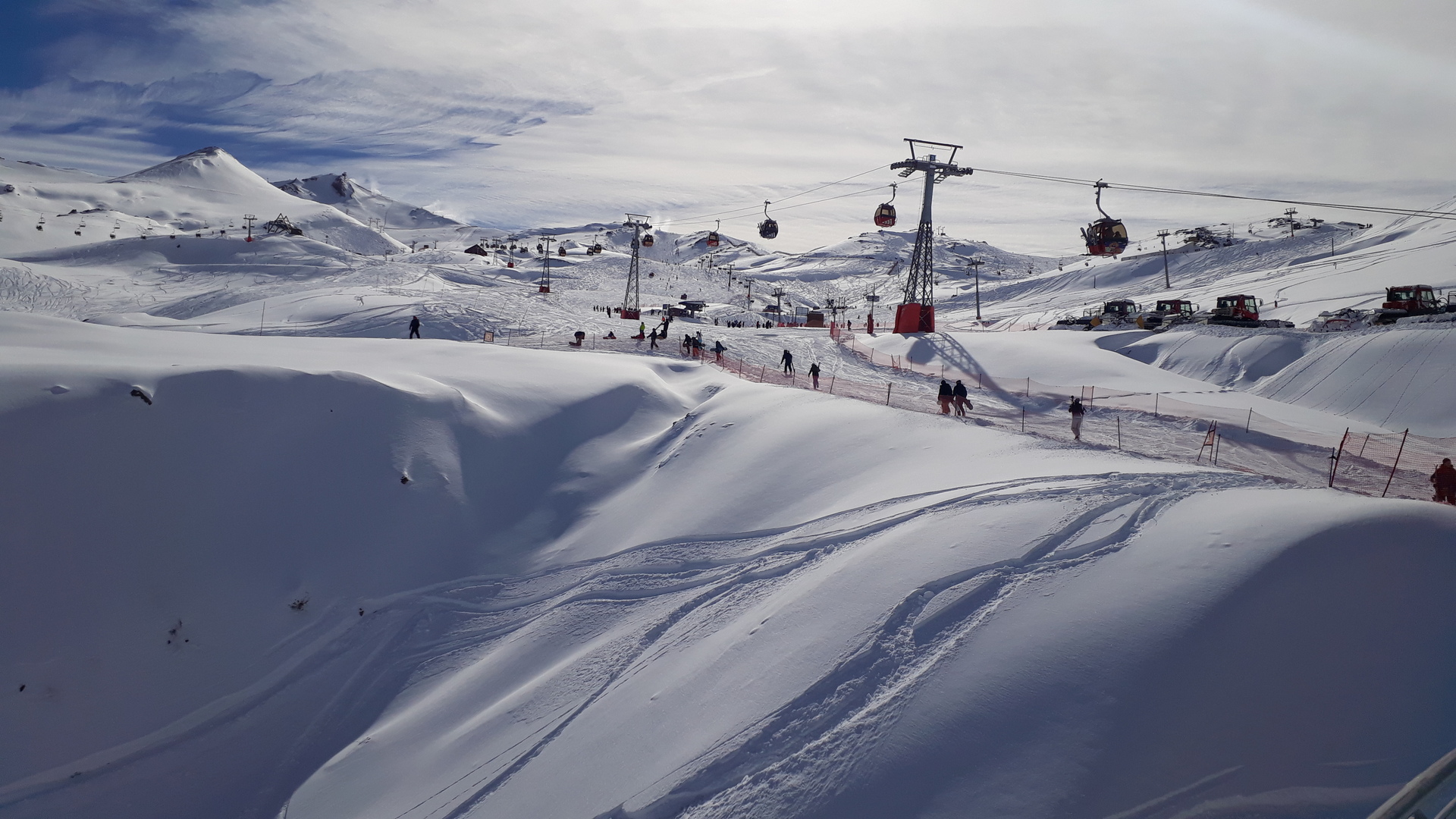 Localizado a 3.000 metros de altitude, o Valle Nevado é onde os brasileiros aprendem a esquiar