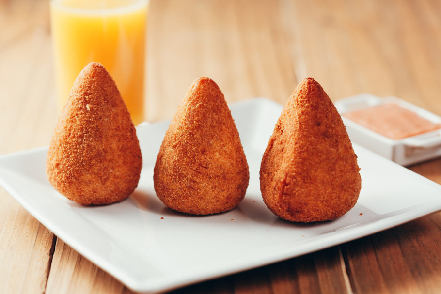 Coxinha entra em lista de melhores comidas de rua do mundo