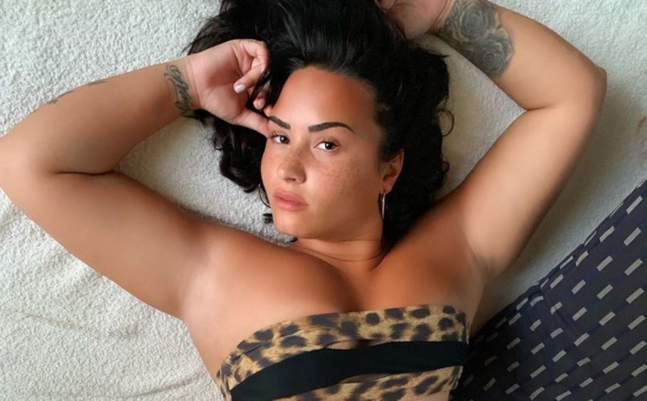 Demi Lovato exibe as celulites em foto de biquíni: “meu maior medo”