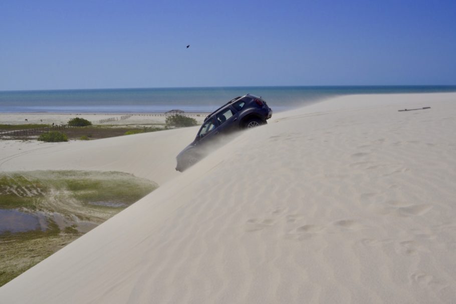 Descer dunas de mais de 20 m é uma das principais aventuras no destino e precisa de um 4×4