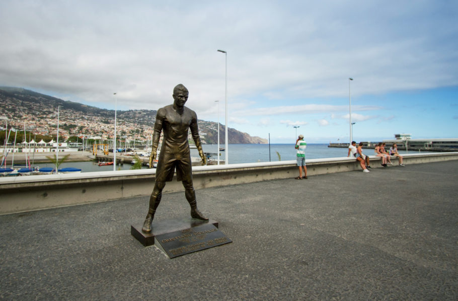 Estatua de bronze de Cristiano Ronaldo no porto da capital Funchal