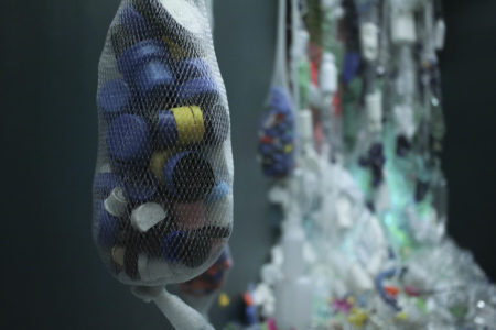 A “cachoeira de lixo” é uma produção artística que tem como objetivo chamar a atenção para a quantidade de resíduos que produzimos