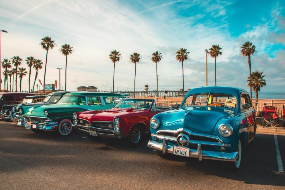Encontro de carros antigos na orla da praia na cidade do surfe da Califórnia