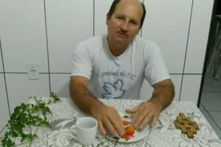 YouTuber brasileiro diz que melão-de-são-caetano cura câncer, mas não há comprovação científica disso; procurado pela BBC, ele colocou o vídeo em modo privado