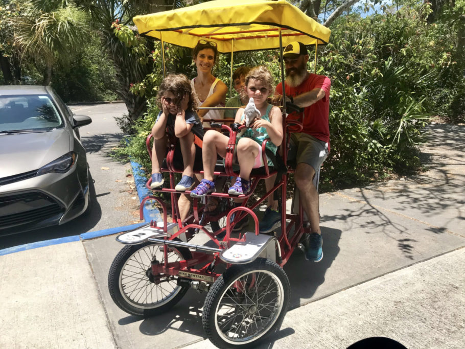 Bikes tamanho família para alugar em Sanibel são divertidas para passear dentro da reserva com os pequenos