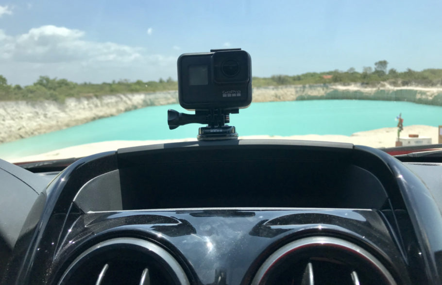 Carro vem com GoPro no painel, em foto no Buraco do Caiçara, em Jericoacoara