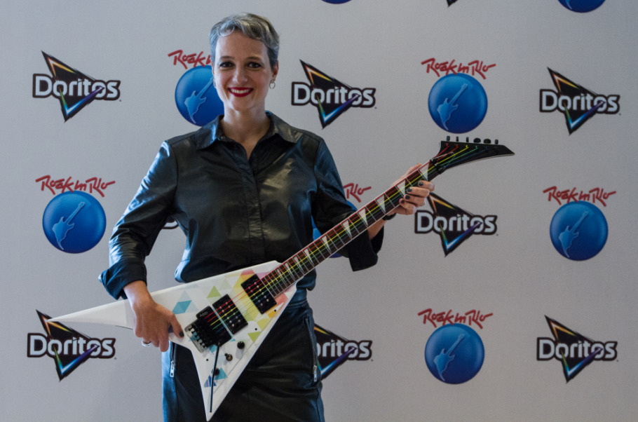 A vice-presidente de marketing da PepsiCo, Daniela Cachich, segura a guitarra colorida da diversidade