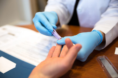 médico fazendo teste de hiv em paciente